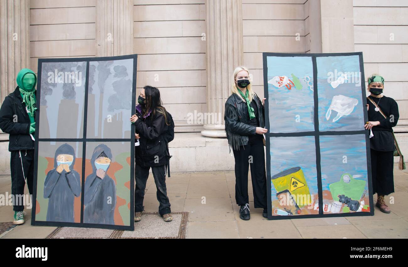 Bank of England, Londra, Regno Unito. Estinzione i manifestanti della ribellione si rivolgono alla Banca d'Inghilterra per il loro investimento in combustibili fossili che spruzzano petrolio falso sulla parte anteriore dell'edificio come parte di un elaborato prank degli sciocchi di aprile. Sono stati effettuati arresti per danni e trasgressione. La polizia non indossare maschere in conformità con le restrizioni Covid fatto arresti. Credit: Denise Laura Baker/Alamy Live News Foto Stock