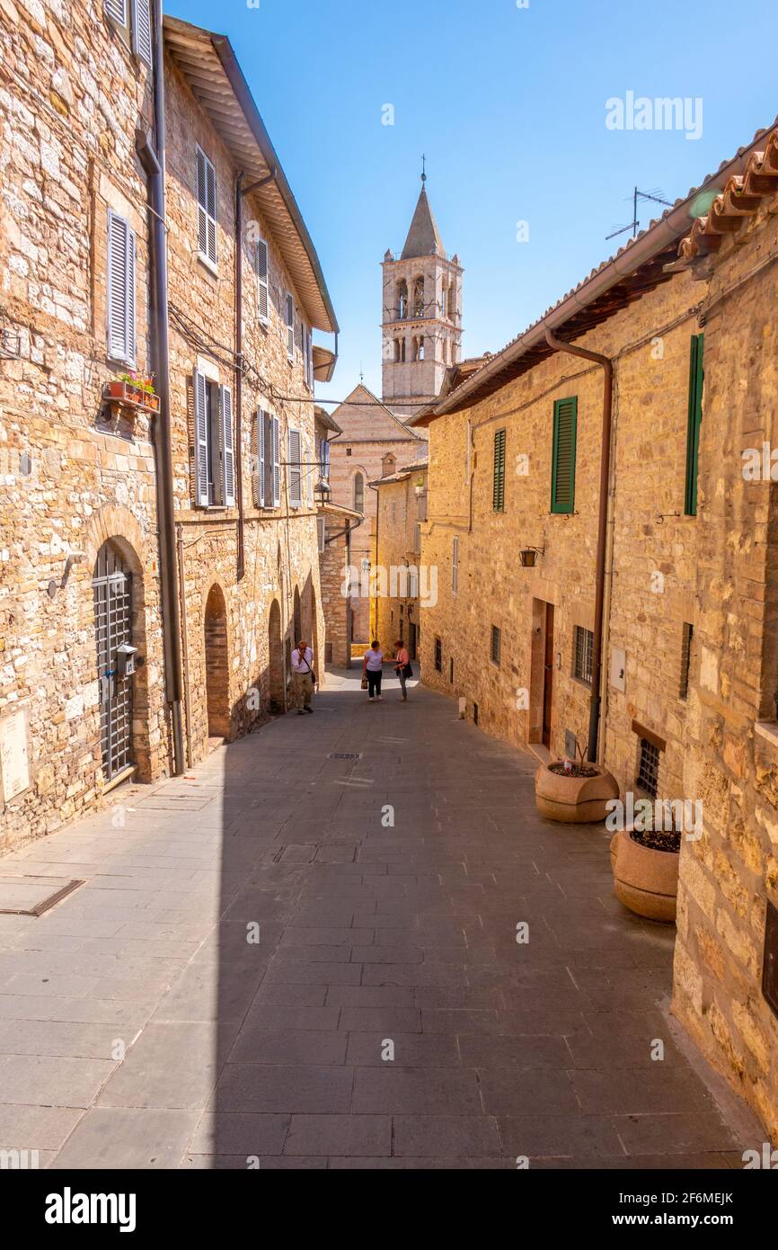 I vicoli stretti della famosa città medievale di Assisi, Umbria, Italia Foto Stock