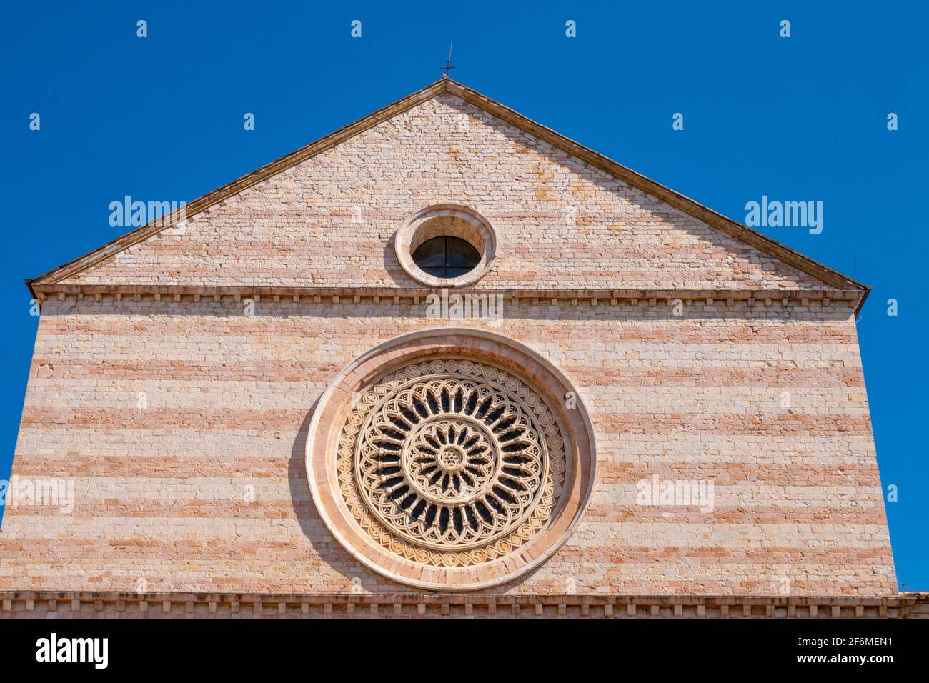 La Basilica di Santa Chiara nella famosa città medievale di Assisi, Umbria, Italia Foto Stock