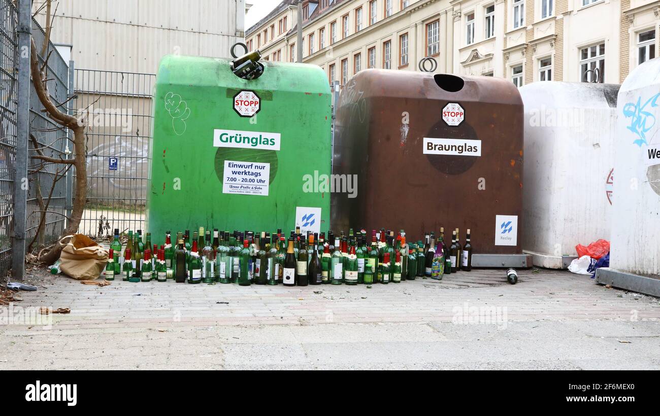 überfüllte Altglascontainer an einem Stellplatz in Görlitz am 01.04.2021 Foto Stock