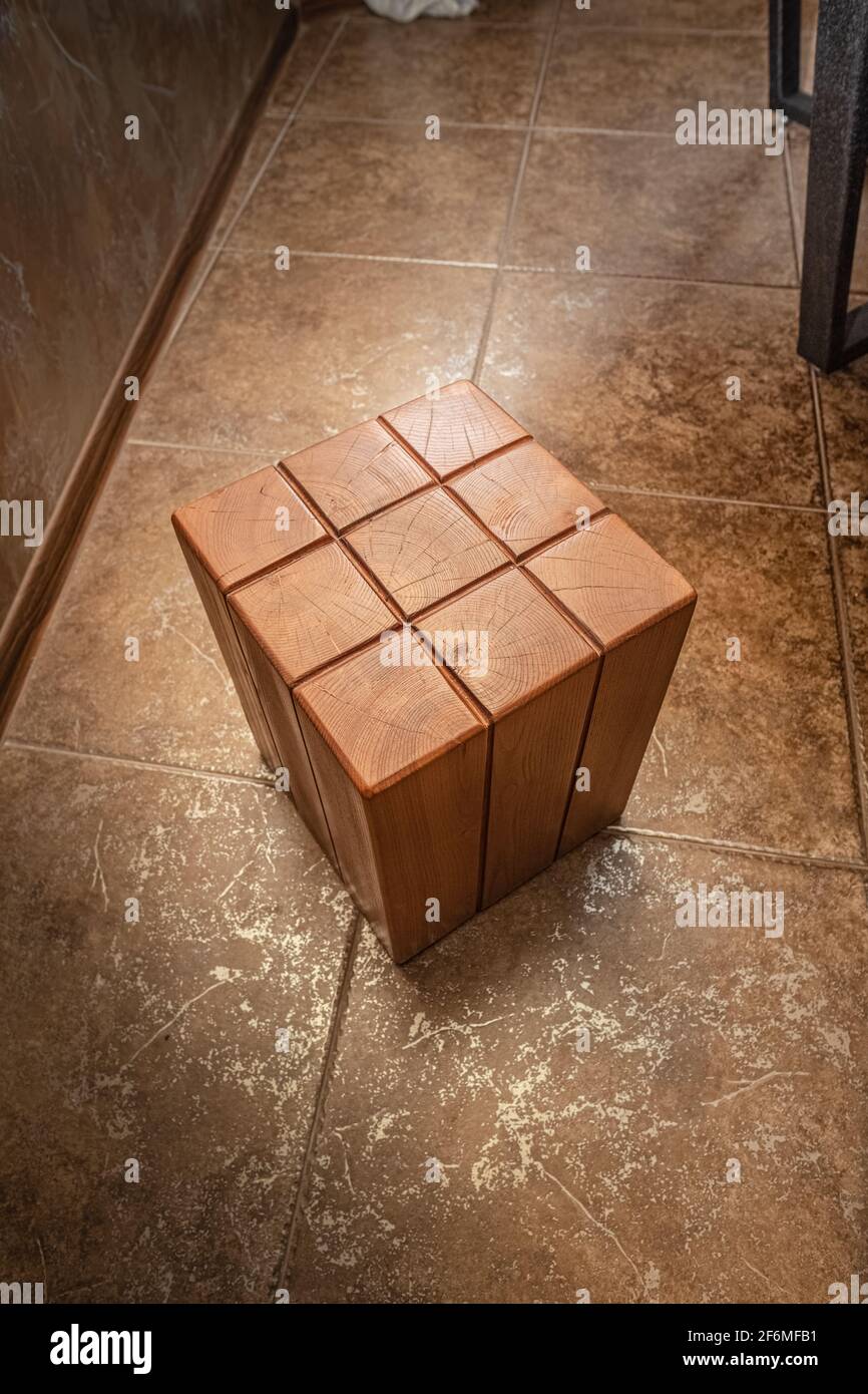 Una sedia a forma di cubo. Prodotti in legno fatti a mano Foto stock - Alamy