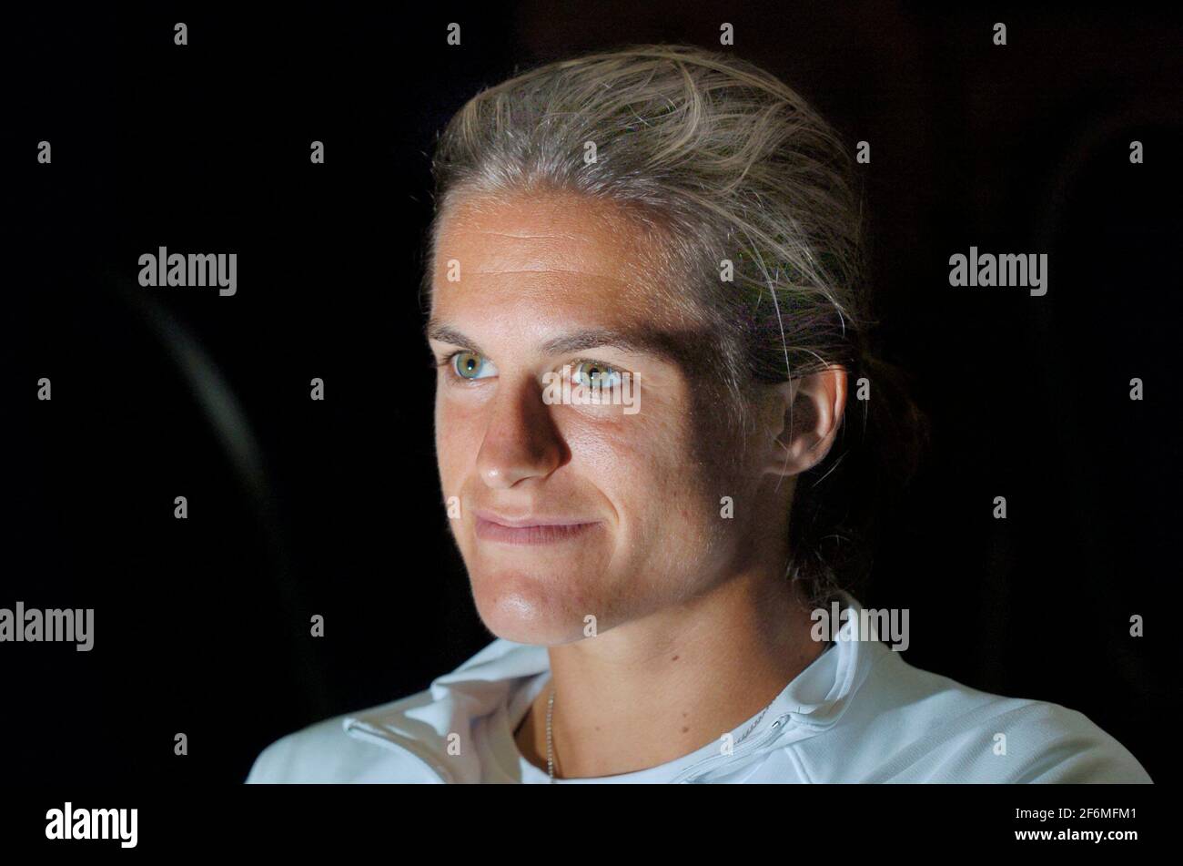 AMELIE MAURESMO (FRA) AL THE HASTINGS TENNIS DIRETTO INTERNAZIONALE AL DEVONSHIRE PARK EASTBOURNE . 19/6/2006 FOTO DAVID ASHDOWN Foto Stock