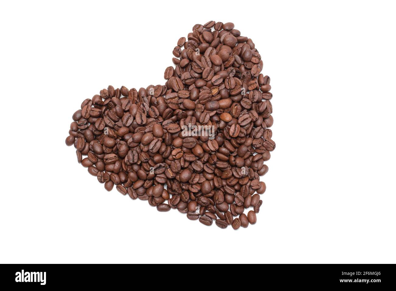 Chicchi di caffè a forma di cuore. Sfondo bianco isolato. Foto Stock