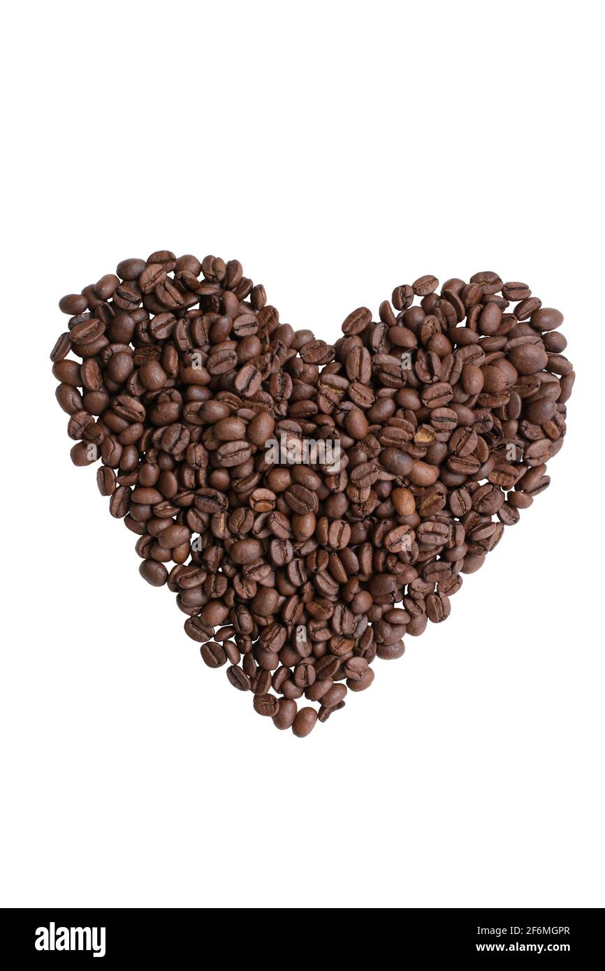 Cuore composto da chicchi di caffè tostati. Sfondo bianco isolato. Foto Stock