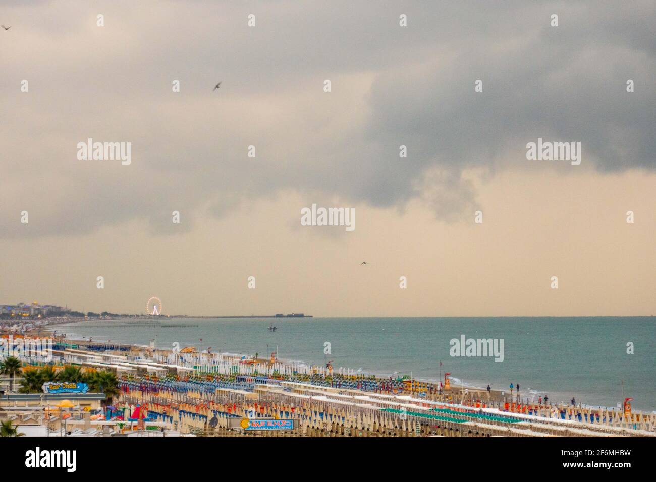 La costa romagnola da Riccione a Rimini durante una pioggia giorno d'estate Foto Stock
