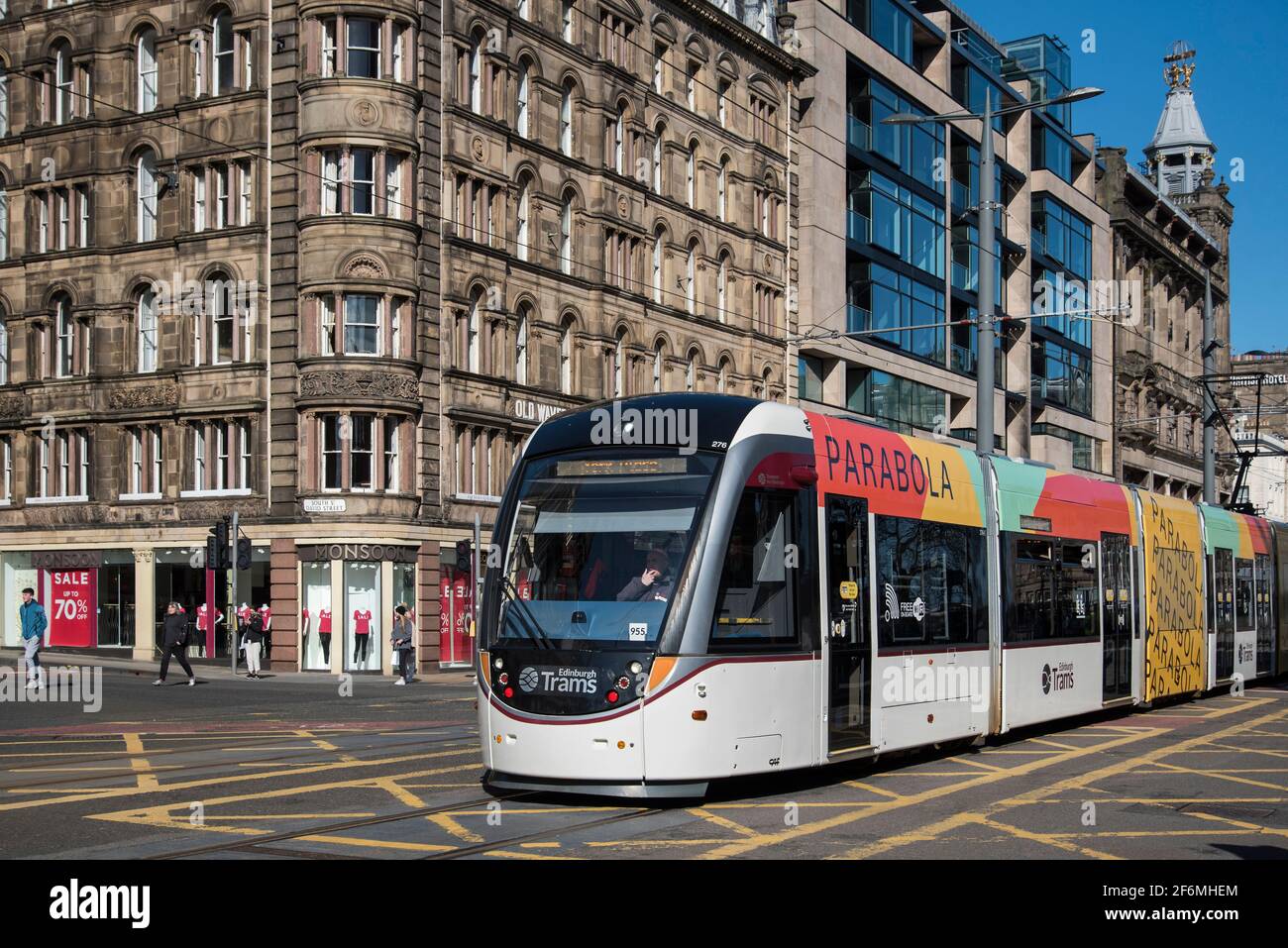 Tram che corre lungo Princes Street a Edimburgo, Scozia, Regno Unito. Foto Stock