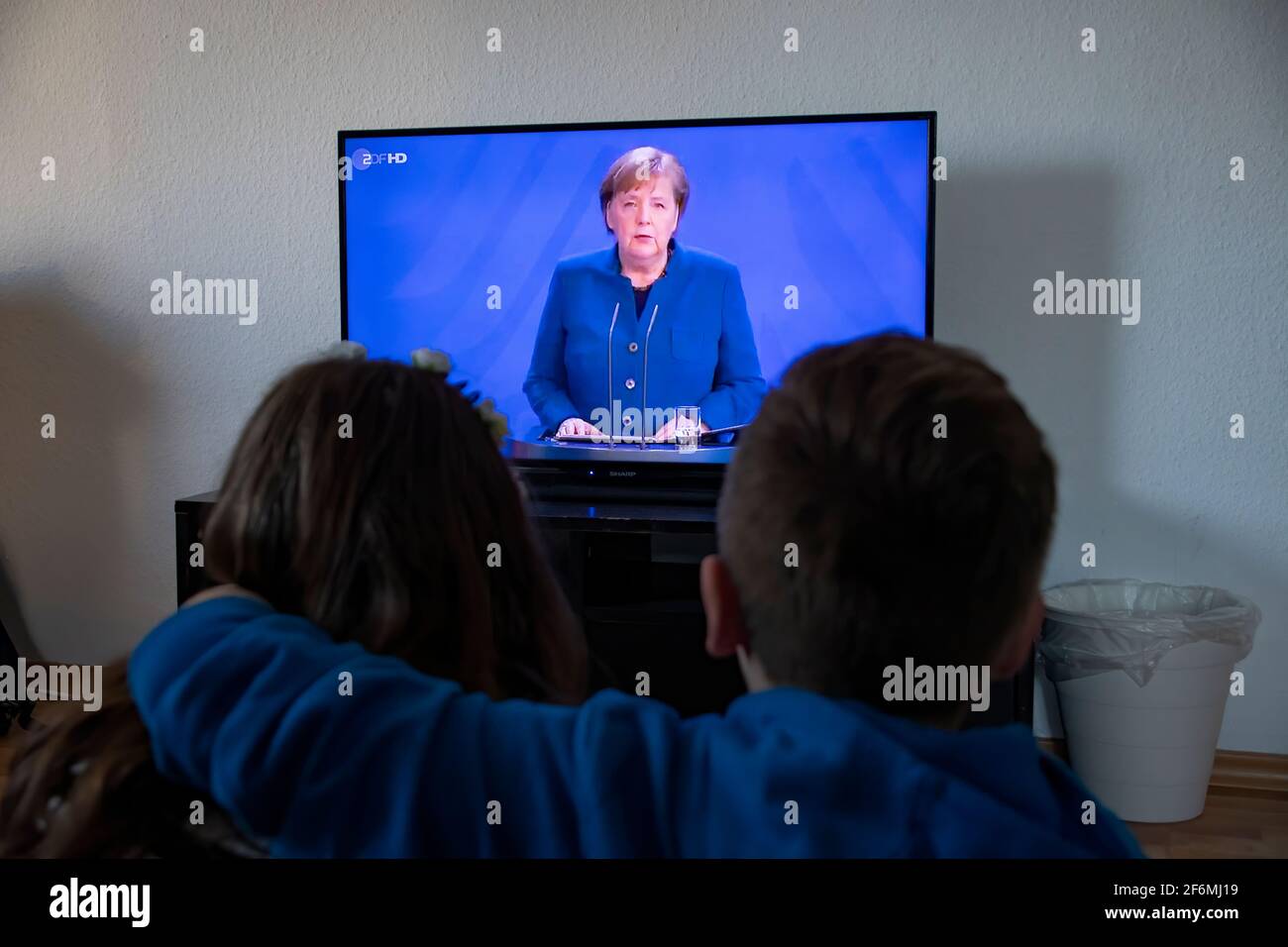 Germania Dortmund 22.3.2020 Bambini e persone che guardano in TV Angela Merkel Cancelliere della Germania per il blocco. Foto Stock