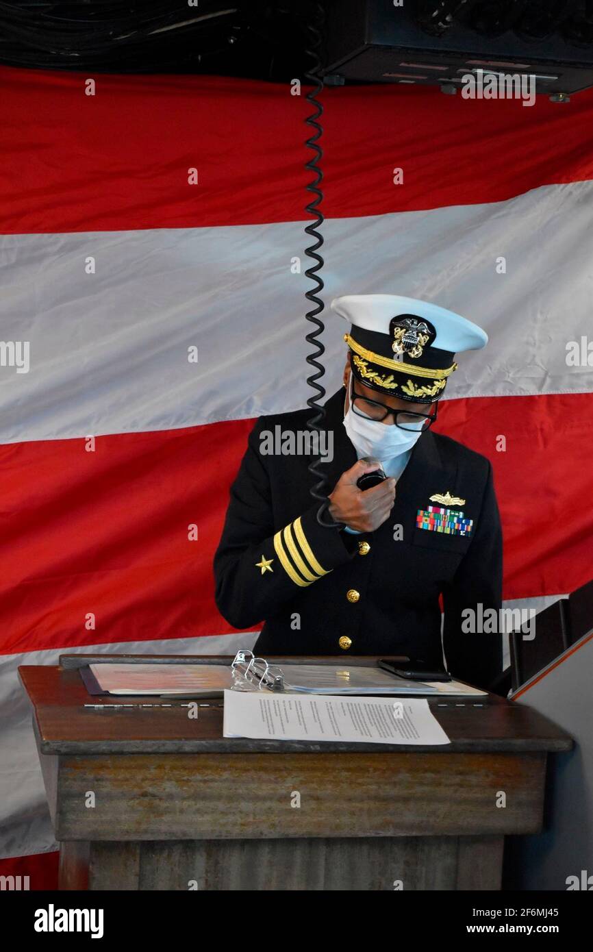 U.S. Navy CMdR. Simpson, comandante della nave da sbarco di Harpers Ferry-class USS carter Hall, rivolgiti ai marinai durante una cerimonia di cambio di comando il 21 gennaio 2021 a Virginia Beach, Virginia. Foto Stock