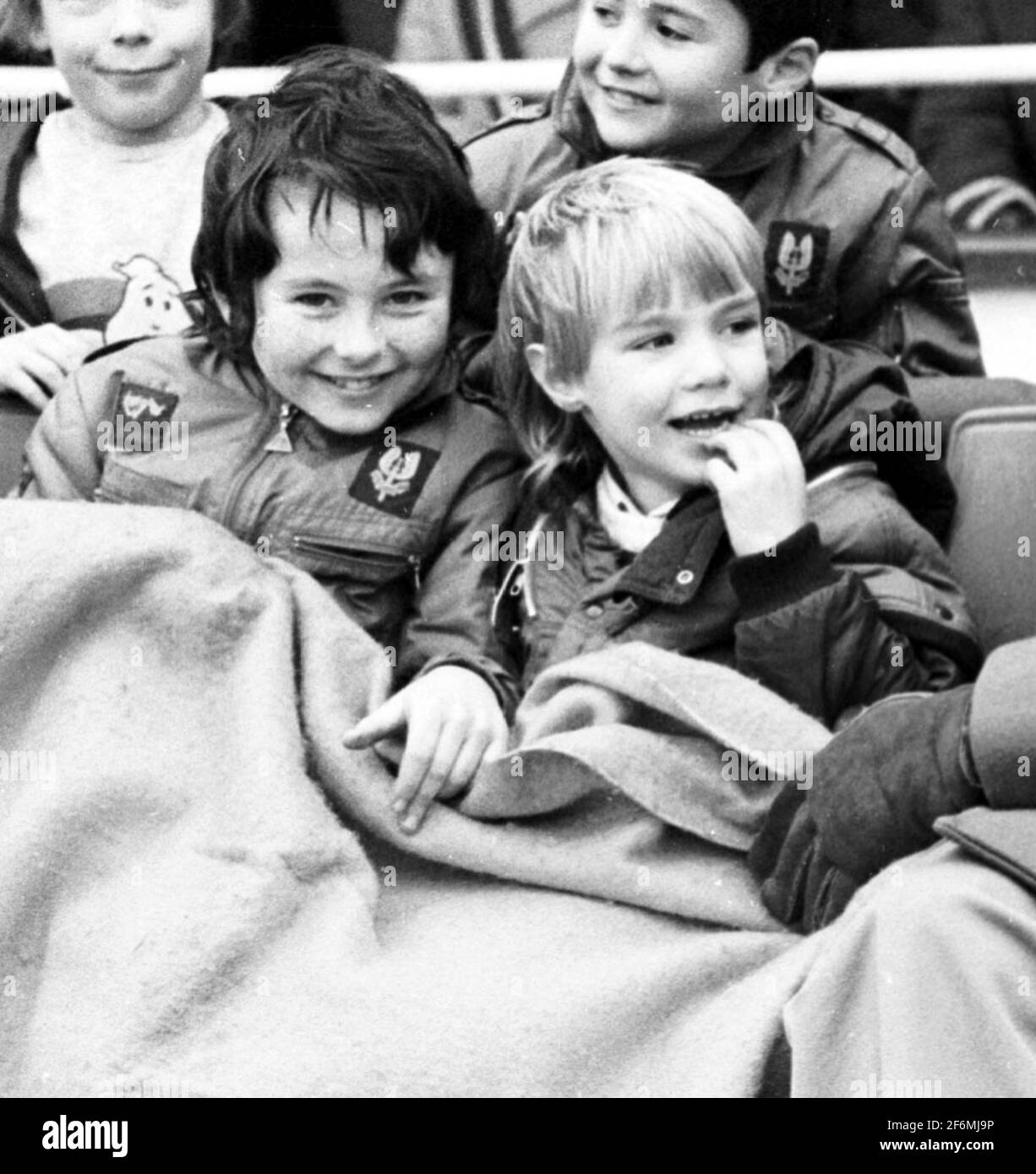 CALUM (A DESTRA), IL GIOVANE FIGLIO DI GEORGE BEST, AMA GUARDARE IL GIOCO DI DAD CONTRO LA SQUADRA DI PRIGIONE APERTA FORD A BOGNOR/PIC MIKE WALKER, H 1985 Foto Stock