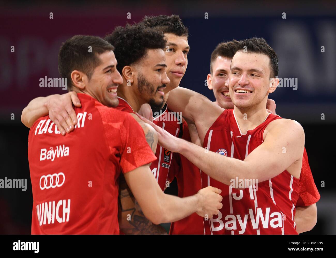 Monaco, Germania. 01 Aprile 2021. Basket: Eurolega, FC Bayern München - Zalgiris Kaunas, Main Round, Matchday 33 at Audi Dome. I giocatori di Bayern Diego Flaccadori (l-r), Nick Weiler-Babb, Vladimir Lucic, David Krämer e Zan Mark Sisko si abbracciano dopo il gioco. Bayern vince 71:70. Credit: Tobias Hase/dpa/Alamy Live News Foto Stock