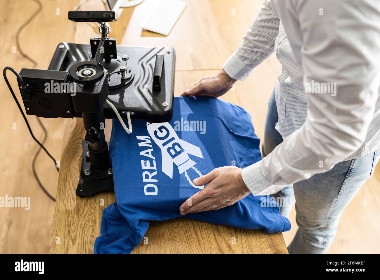 TShirt Stampa Heat Press. Macchina per stampa di magliette personalizzate Foto Stock