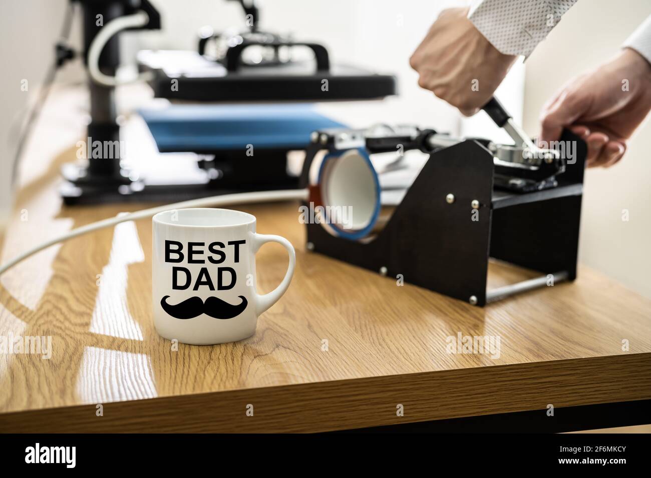 Mug Heat Transfer Print Press (Stampa trasferimento termico Mug). Materiale promozionale digitale Foto Stock