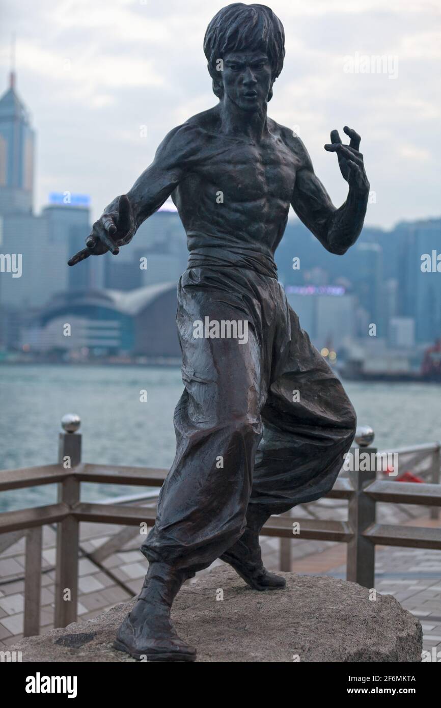 Hong Kong, Cina - Marzo 24 2014: La statua di Bruce Lee a Hong Kong è una statua commemorativa in bronzo dell'artista marziale Bruce Lee creata dallo scultore CA Foto Stock