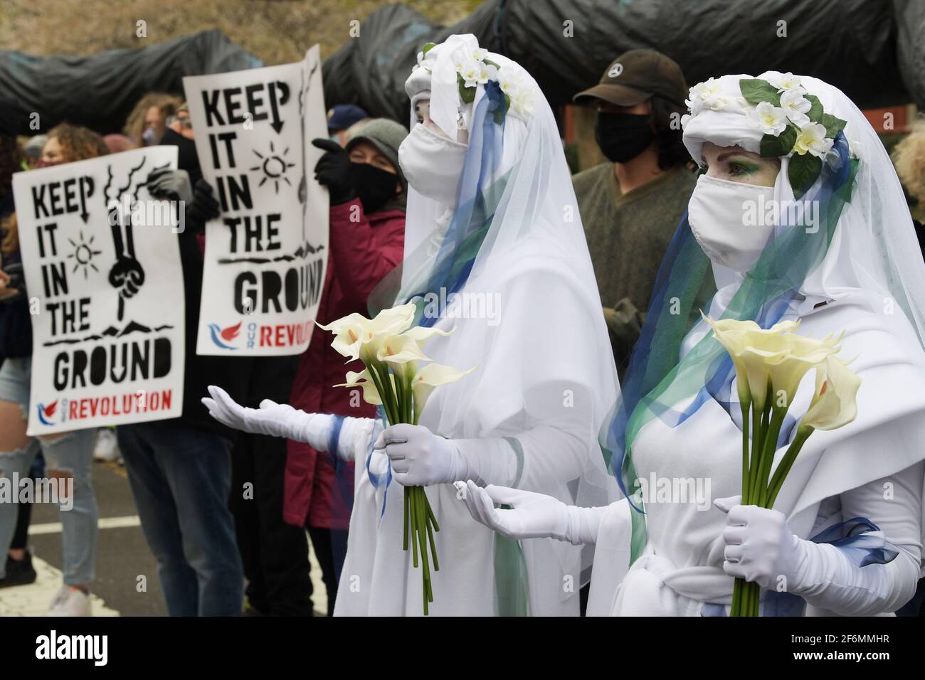 Washington, Stati Uniti. 01 Aprile 2021. Due dimostranti della Madre Terra durante un rally su Dakota Access Pipeline, oggi il 01 aprile 2021 presso la sede centrale degli ingegneri dell'esercito degli Stati Uniti a Washington DC, USA. (Foto di Lenin Nolly/Sipa USA) Credit: Sipa USA/Alamy Live News Foto Stock