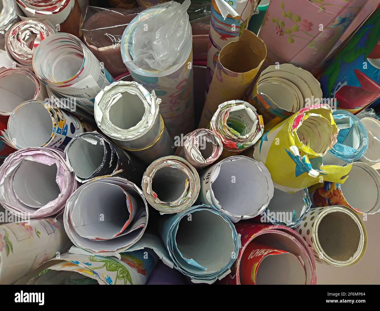 San Pietroburgo, Russia - 31 maggio 2021. Molti rotoli colorati di carta da imballaggio, sul banco del negozio, sacchetti di carta multicolore con nastri Foto Stock