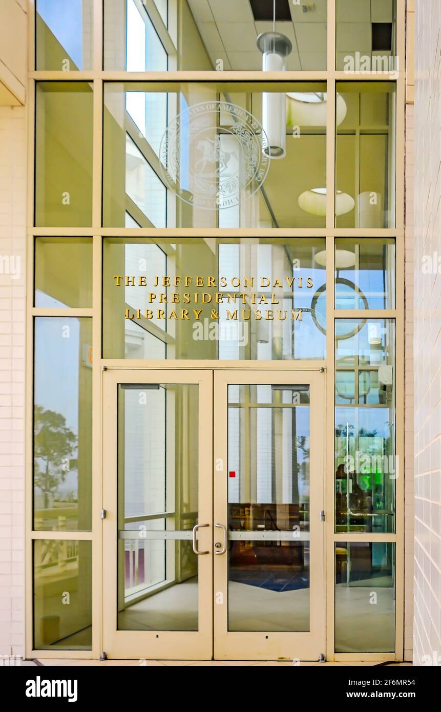 L'ingresso alla Jefferson Davis Presidential Library and Museum è raffigurato, il 27 marzo 2021, a Biloxi, Mississippi. Foto Stock