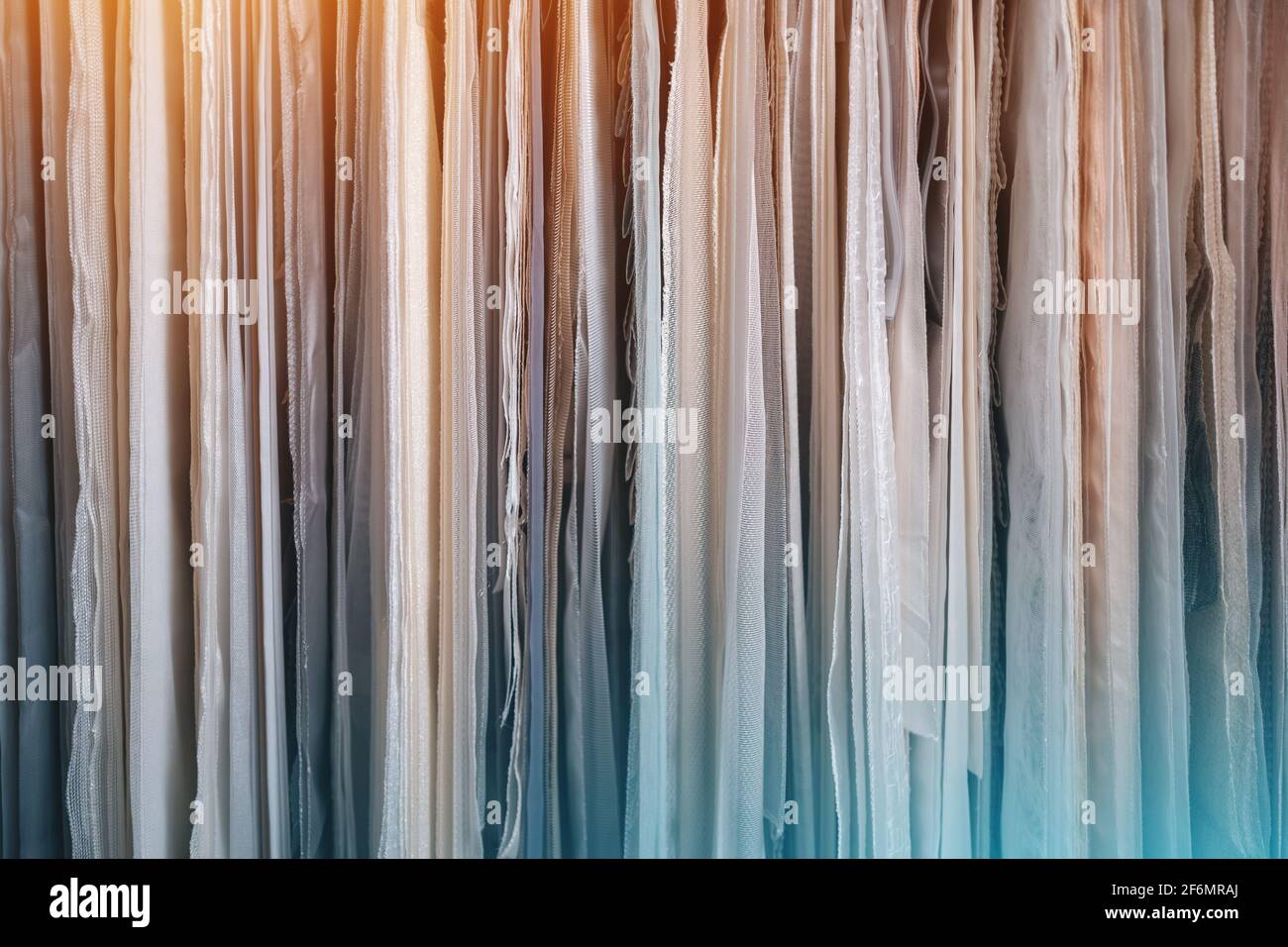 closeup di tessuto assortito per tenda presso showroom o. negozio di tessuti Foto Stock