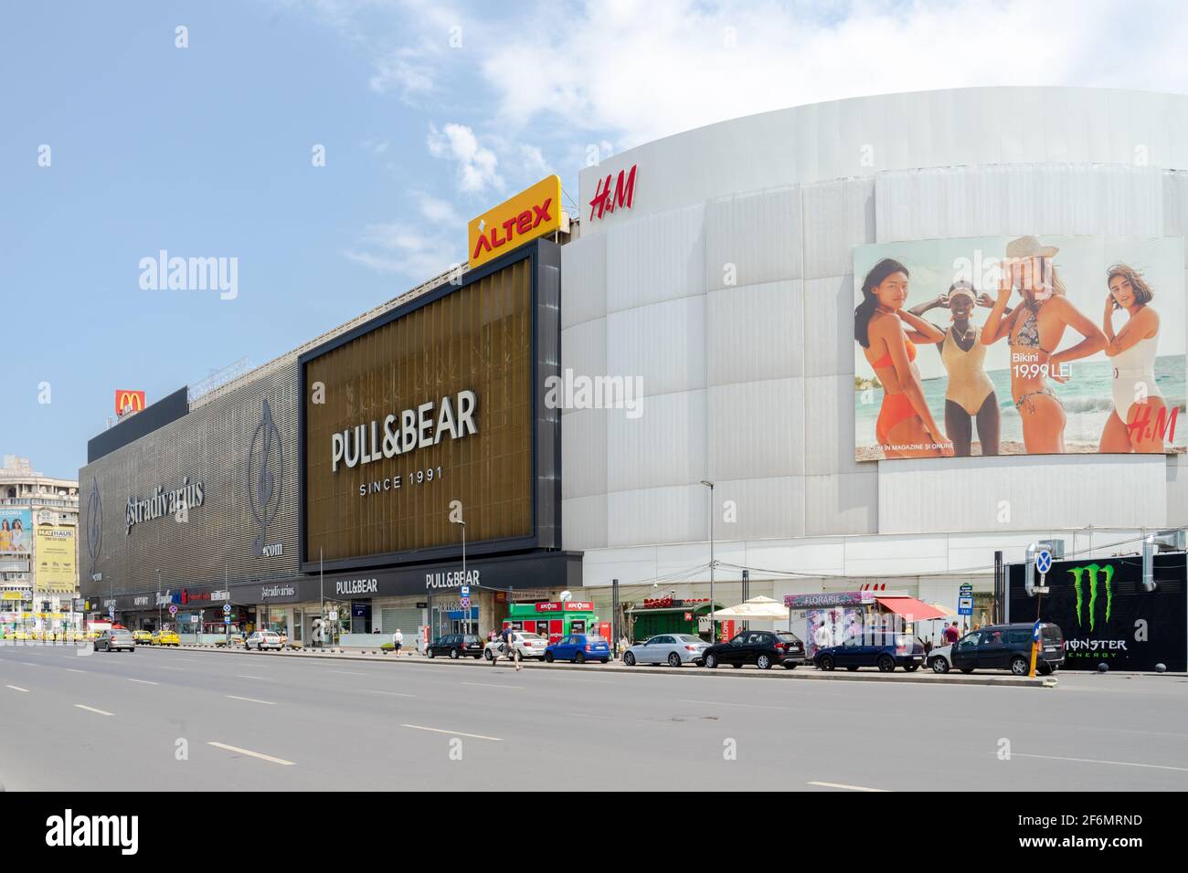H&M, Pull & Bear, Stradivarius-marchio grandi cartelloni montati su un edificio centro commerciale in Union Square (Piata Unirii), Bucarest, Romania Foto Stock