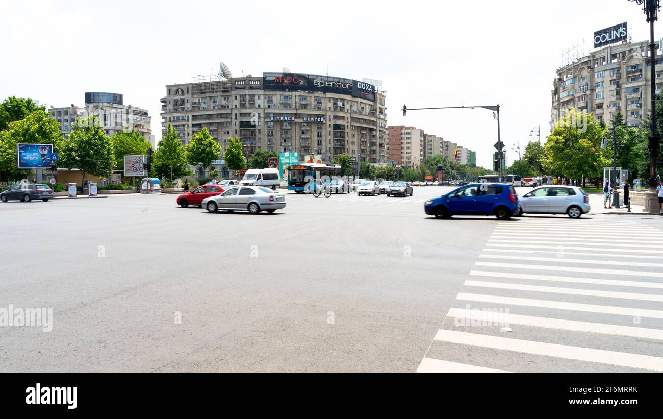 Traffico su Union Square (Piata Unirii), bisecato da Unirii Boulevard, in una giornata soleggiata e limpida, Bucarest, Romania Foto Stock