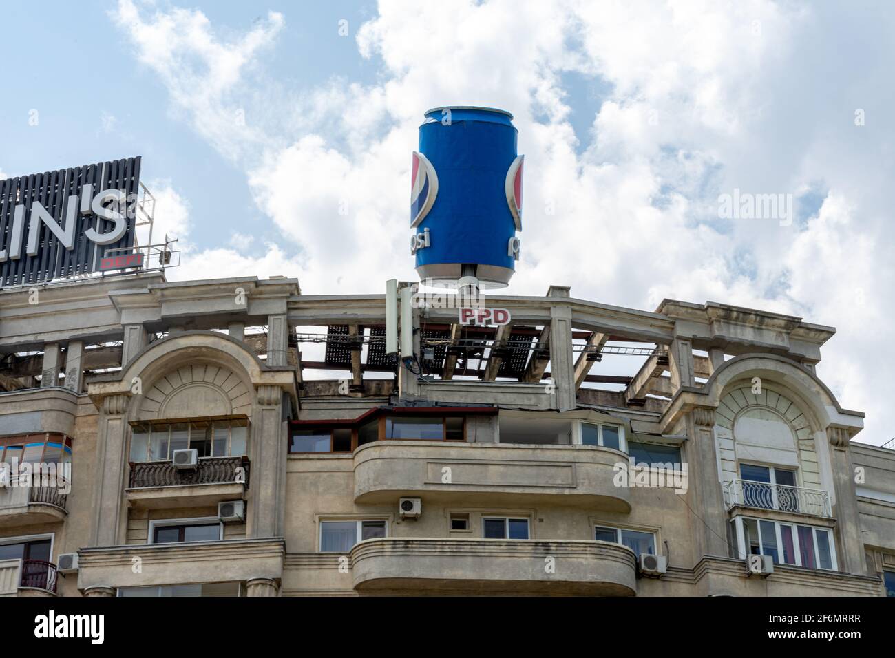 Pubblicità all'aperto di una grande lattina rotante di Pepsi, situata sulla cima dell'edificio residenziale in Piazza dell'Unione (Piata Unirii), a Bucarest, Romania. Foto Stock
