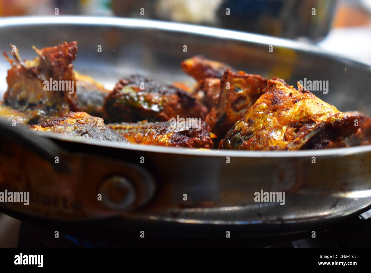 Primo piano di friggitrice di pesce che è fatto in uno stile indiano del sud che si trova principalmente in Kerala. Foto Stock
