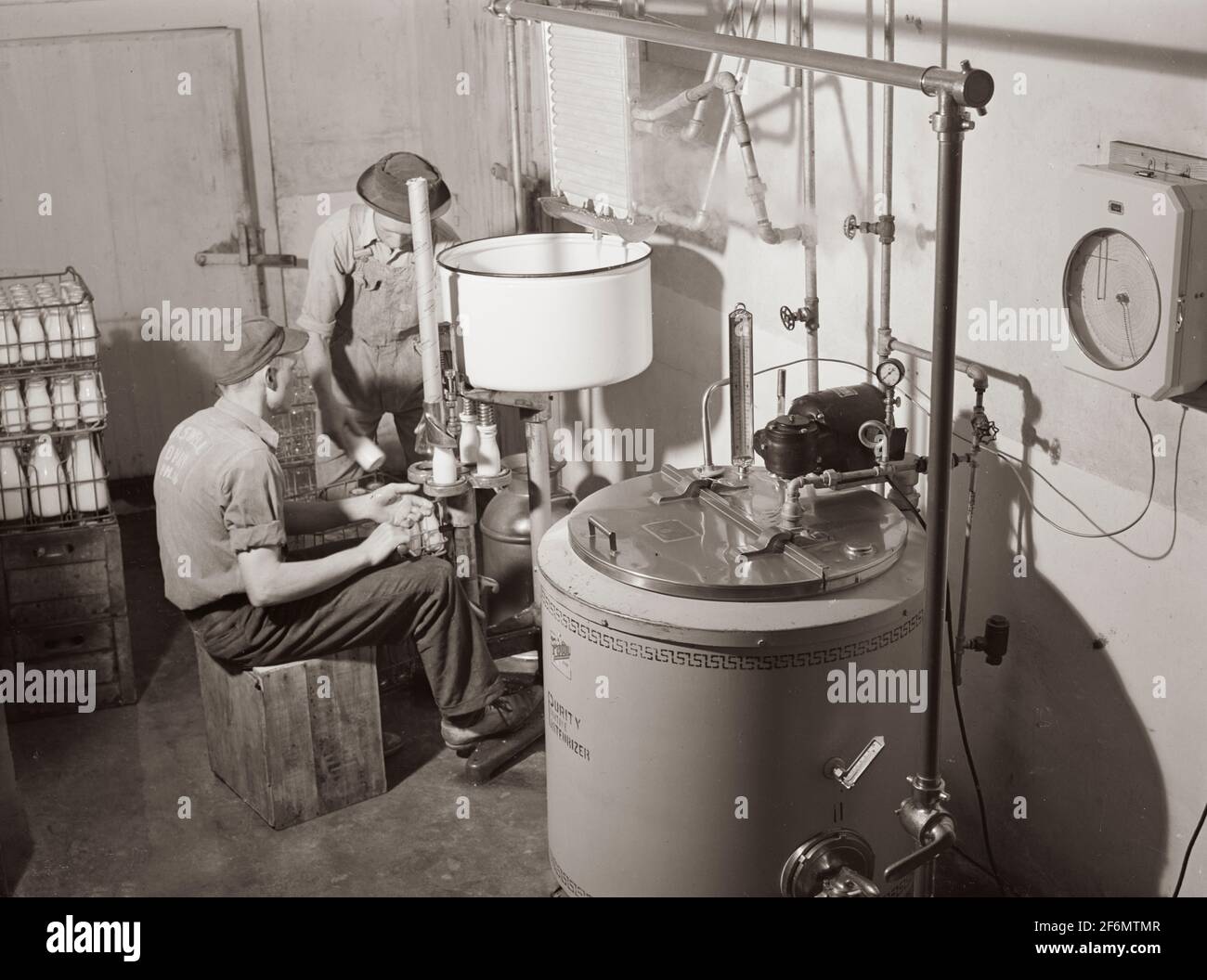 Pastorizzazione e imbottigliamento del latte nel Caswell Dairy, di  proprietà e gestione di E.O. Foster, FSA (Farm Security Administration)  mutuatario nella contea di Caswell, Carolina del Nord. 1940 Foto stock -  Alamy