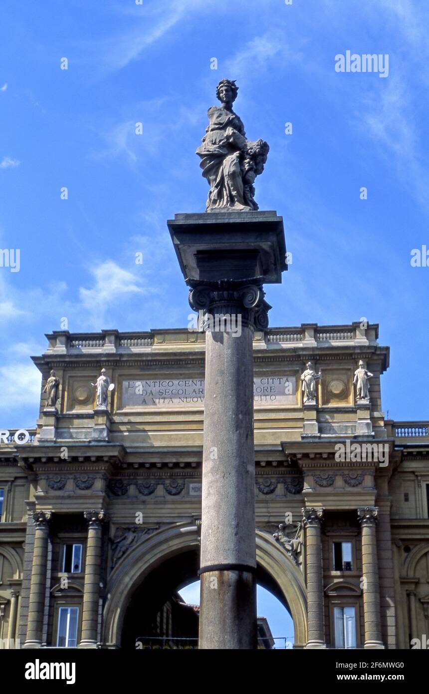 Piazza della Repubblica, l'Arco trionfale del 1895 e la colonna dell'abbondanza Firenze, Italia Foto Stock