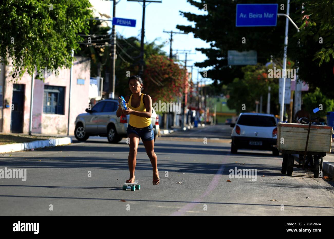 salvador, bahia / brasile - 2 dicembre 2015: Persona a piedi SM skete su pista ciclabile sul viale Beira Mar nel quartiere Ribeira nella città di Salvador. Foto Stock