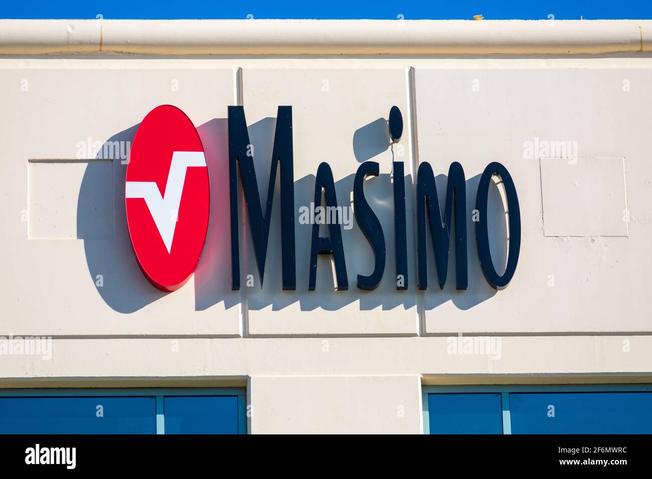 Logo Masimo sull'edificio della sede centrale. Masimo è un produttore americano di tecnologie per il monitoraggio non invasivo dei pazienti - Irvine, California, USA Foto Stock
