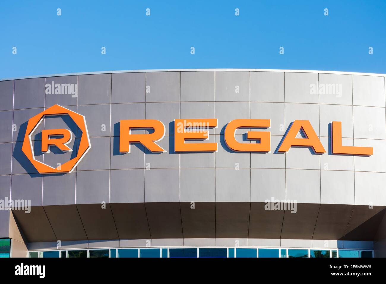Logo Regal sulla facciata del cinema. Regal Cinemas è una catena cinematografica americana - Irvine, California, USA - 2020 Foto Stock