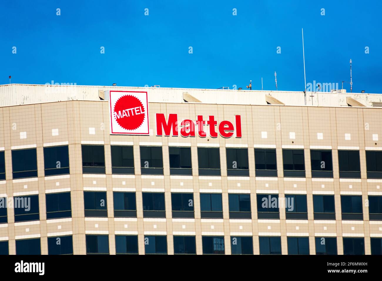 Mattel firma il logo sopra la sede centrale di una multinazionale americana di produzione di giocattoli - El Segundo, California, USA - 2020 Foto Stock