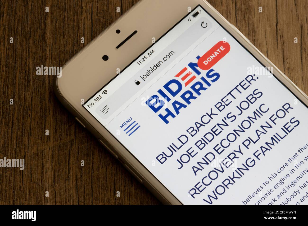 La pagina web di Build Back Better Plan - posti di lavoro e piano di ripresa economica per le famiglie lavoratrici - è visto sul sito web del presidente Joe Biden da un ... Foto Stock