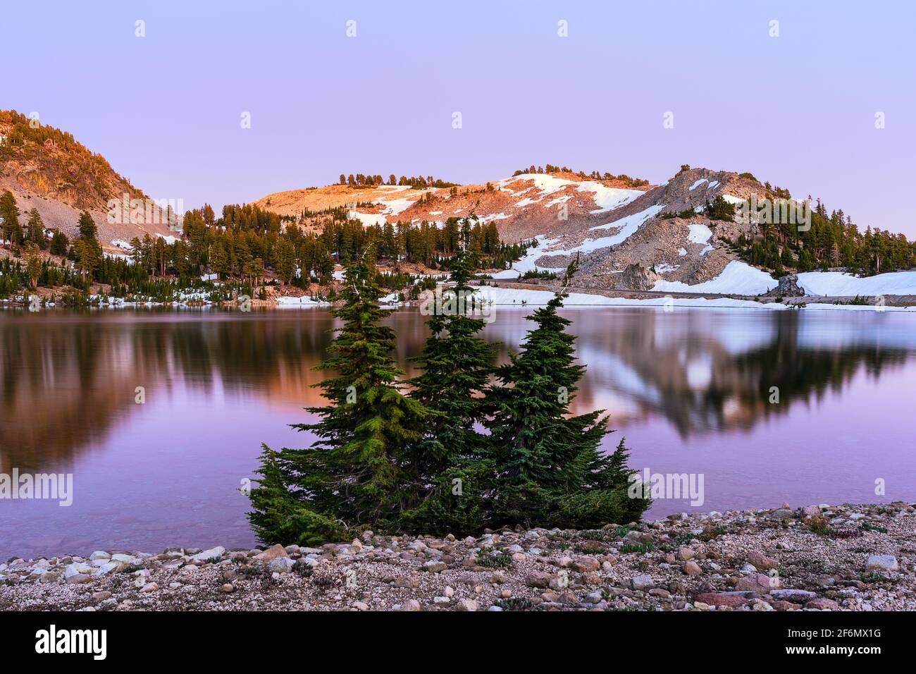 Riflessione al tramonto al Lago Smeraldo nel Parco Nazionale dei Vulcani di Lassen, California Foto Stock