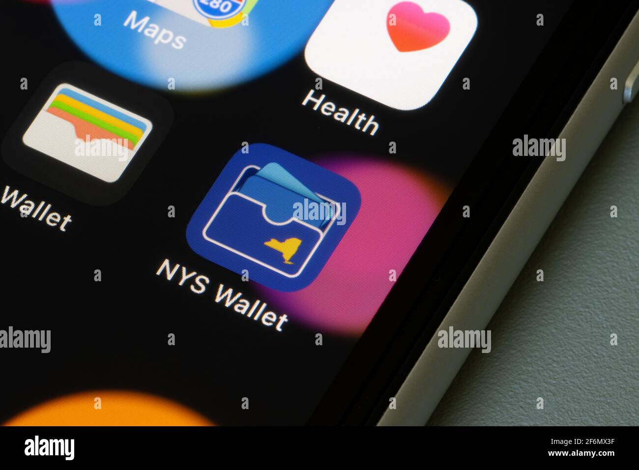 L'icona dell'app mobile NYS Excelsior Pass Wallet viene visualizzata su un iPhone il 30 marzo 2021. Il New York state Excelsior Pass fornisce una prova digitale e sicura di ... Foto Stock
