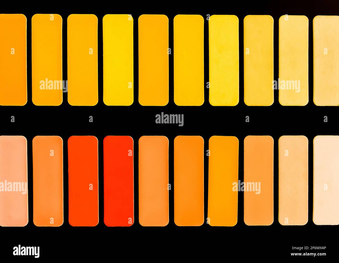 Campioni di diverse sfumature di rosso, giallo e arancione in quadrati su sfondo nero, colorata e luminosa texture astratta mosaico. Foto Stock