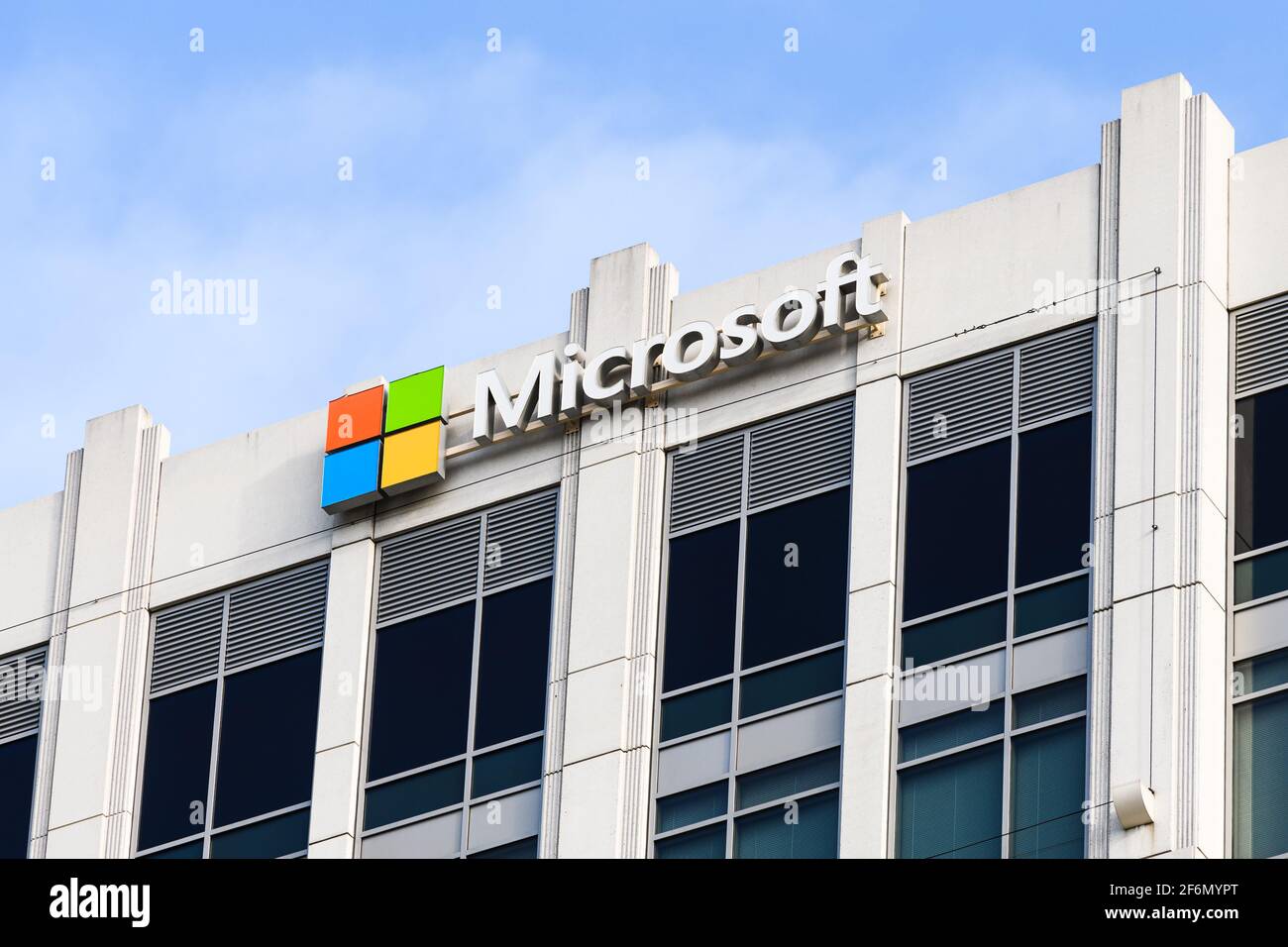 Bellevue, WA, USA - 30 marzo 2021; logo e nome aziendale Microsoft sulla parte superiore del blocco torre Bellevue Washington Foto Stock