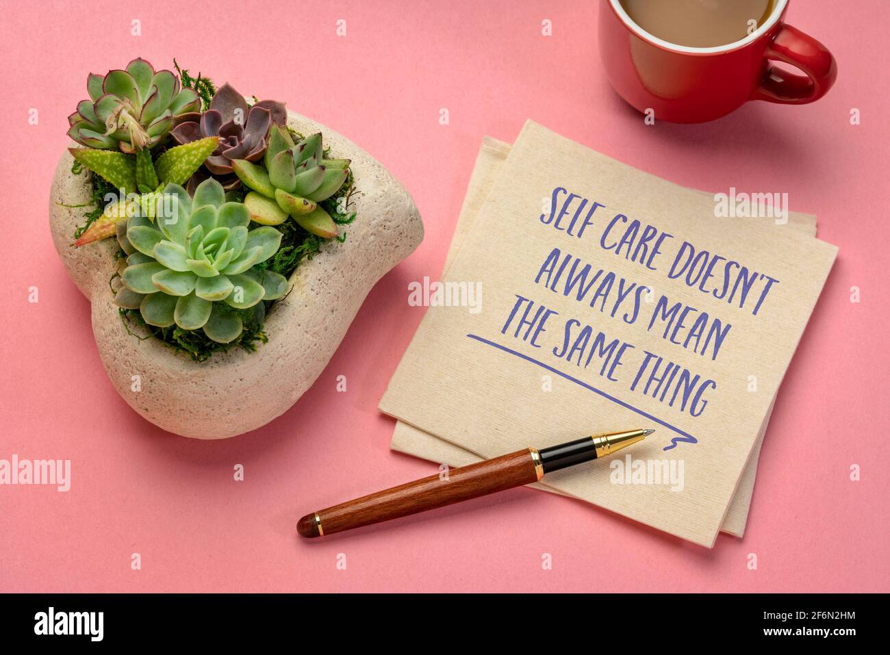 la cura di sé non significa sempre la stessa cosa - calligrafia inspiratoria su un tovagliolo con una tazza di caffè, stile di vita sano e sviluppo personale Foto Stock