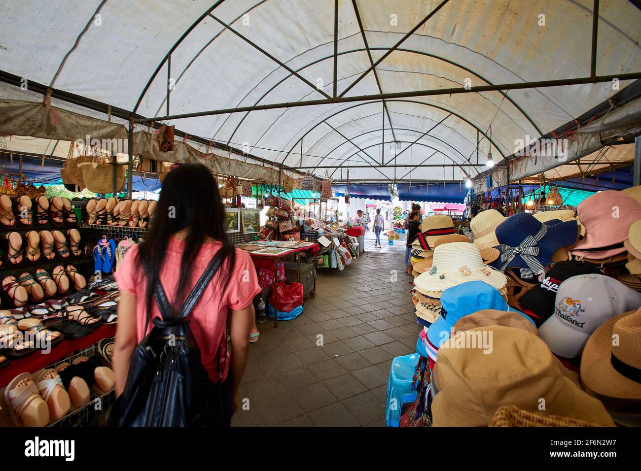 Donna tailandese shopping nel negozio di articoli da regalo, fuori le mura di Wat Arun, Tempio dell'Alba in Thailandia, Bangkok. Foto Stock