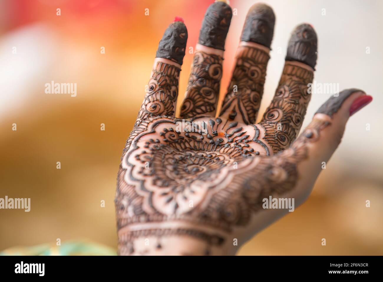 Mano della sposa dipinta con hennè alla vigilia delle nozze . Foto Stock