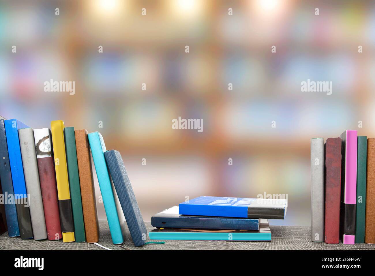 libri accatastati sul tavolo della biblioteca Foto Stock