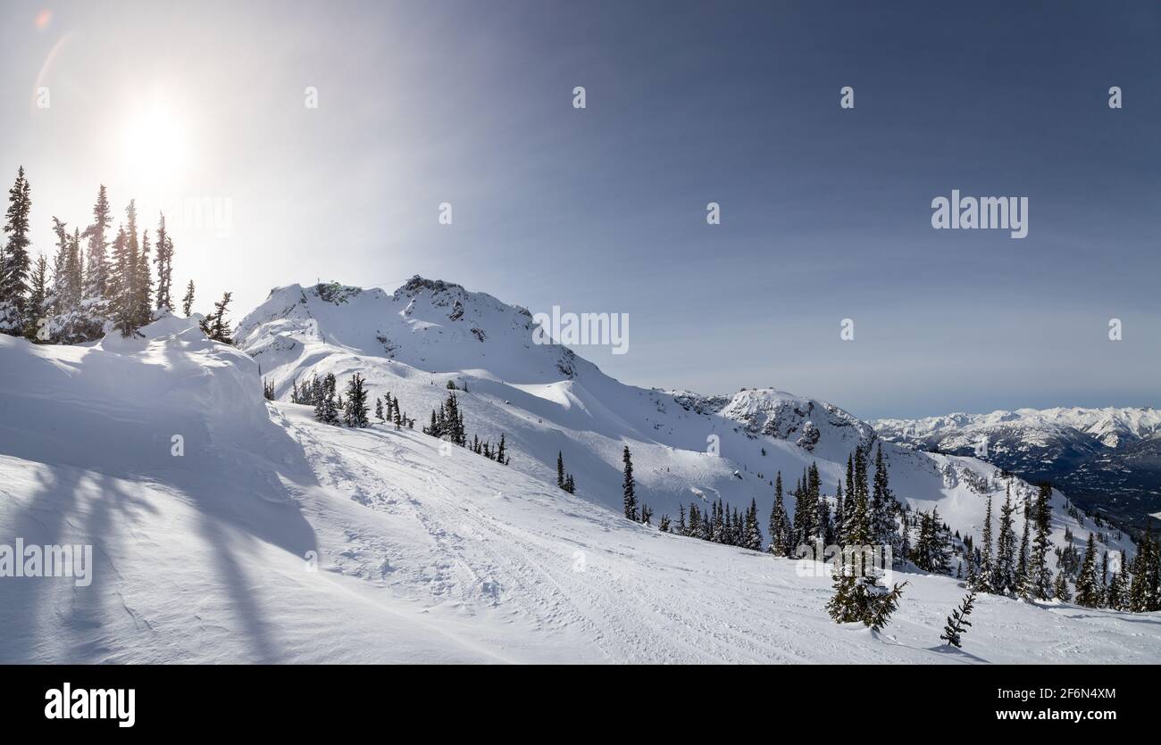Il picco di Whistler Mountain in una giornata di sole. Foto Stock