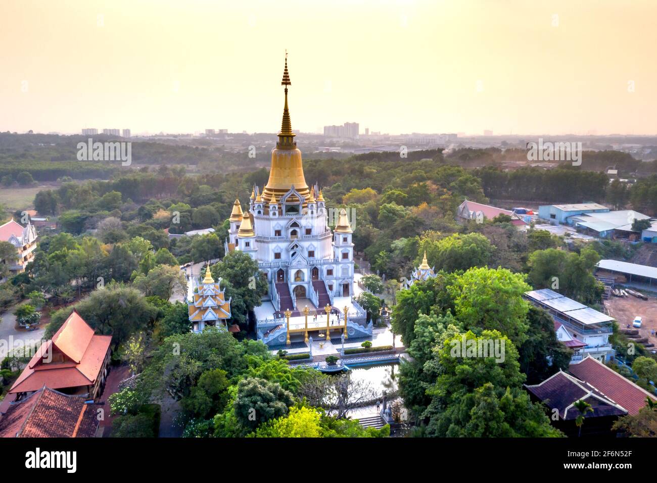 Pagoda di Bu Long, Distretto 9, Città di ho Chi Minh, Vietnam - Mar 30, 2021: Foto aerea di un bellissimo tempio nascosto nella città di ho Chi Minh, Vietnam, UN misto Foto Stock