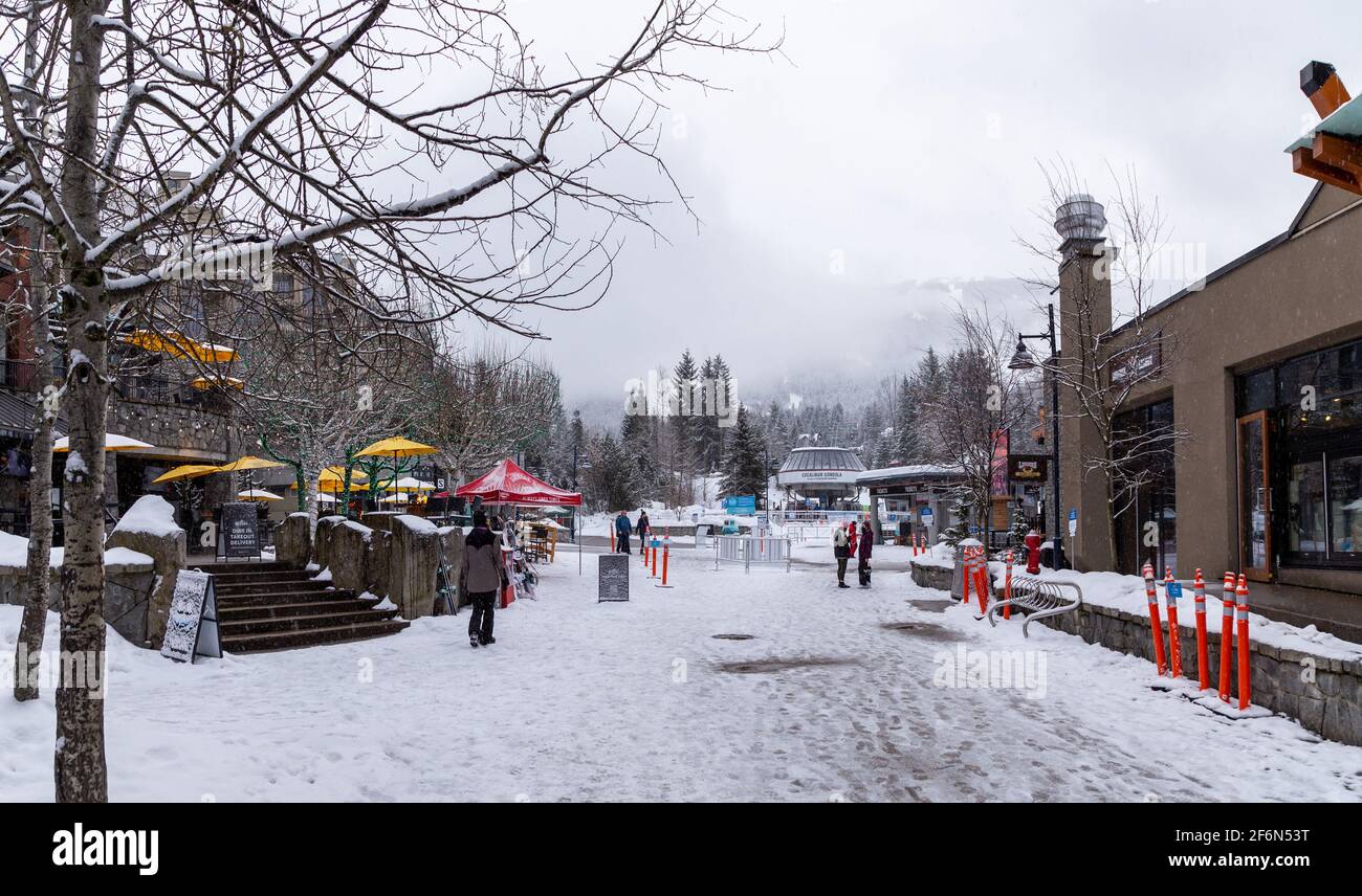 WHISTLER, BC, CANADA - 28 FEBBRAIO 2021: Villaggio di Whistler con la gente durante la pandemia di Covid 19. Foto Stock