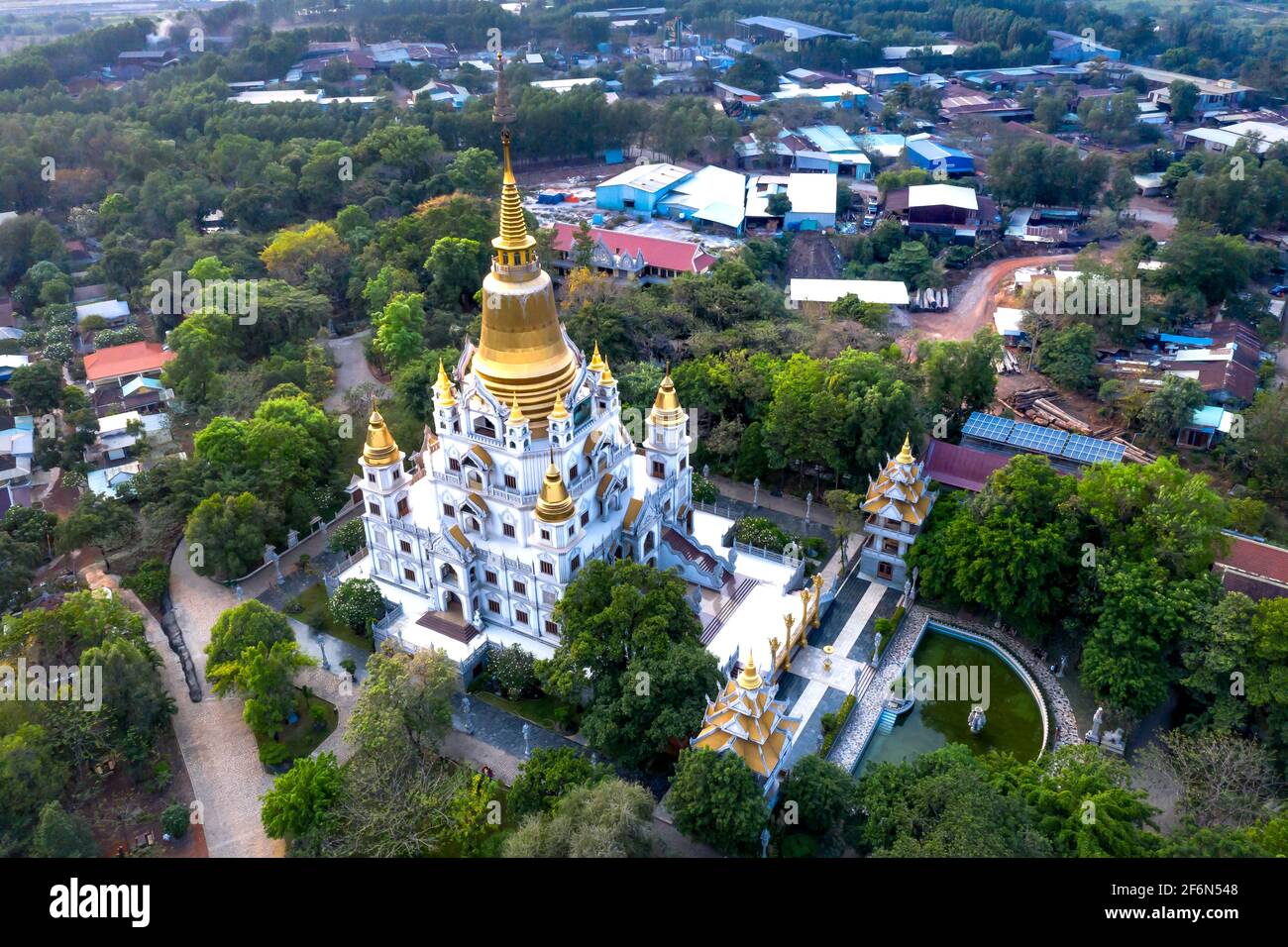 Pagoda di Bu Long, Distretto 9, Città di ho Chi Minh, Vietnam - Mar 30, 2021: Foto aerea di un bellissimo tempio nascosto nella città di ho Chi Minh, Vietnam, UN misto Foto Stock