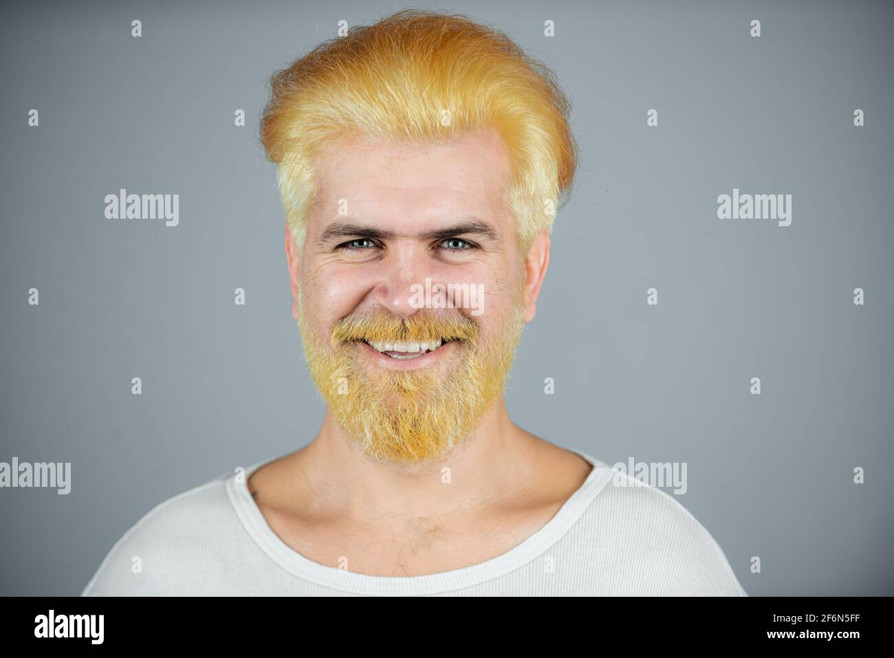 Barbiere, capelli tinti. Cura della barba e dei capelli. Ritratto di uomo  serio bearded. Ragazzo sorridente Foto stock - Alamy