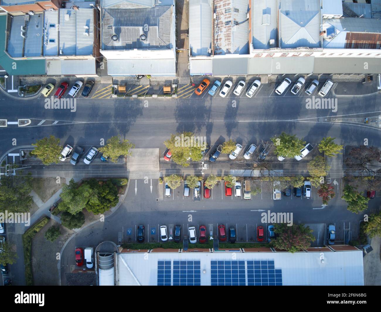 Auto parcheggiate vista aerea con edifici, pannelli solari, strada e alberi, Castlemaine, Victoria, Australia. Foto Stock