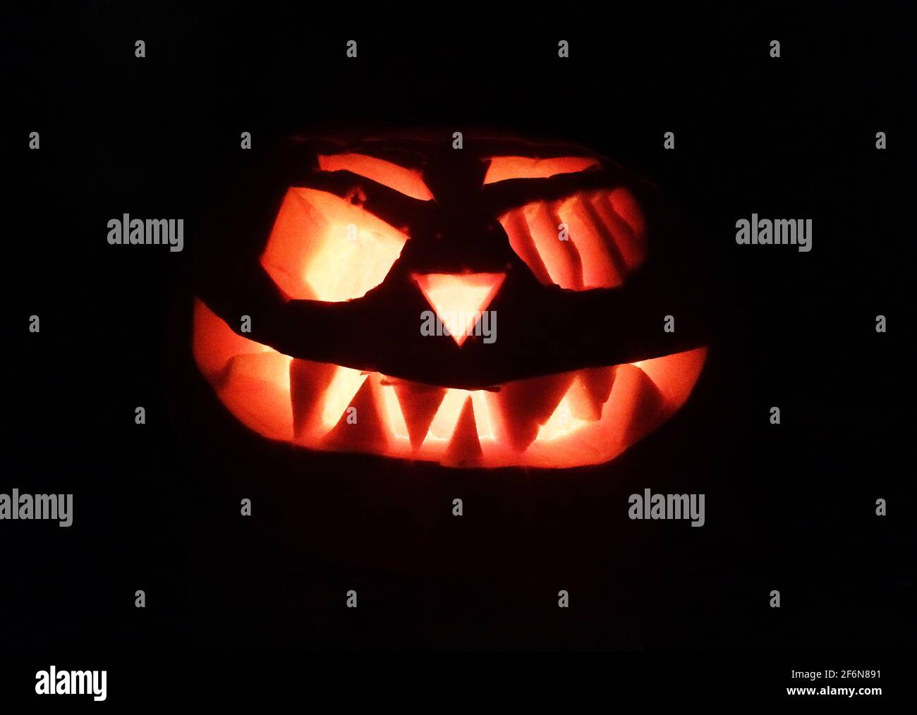 Zucca di Halloween al buio con un sorriso spaventoso Foto Stock