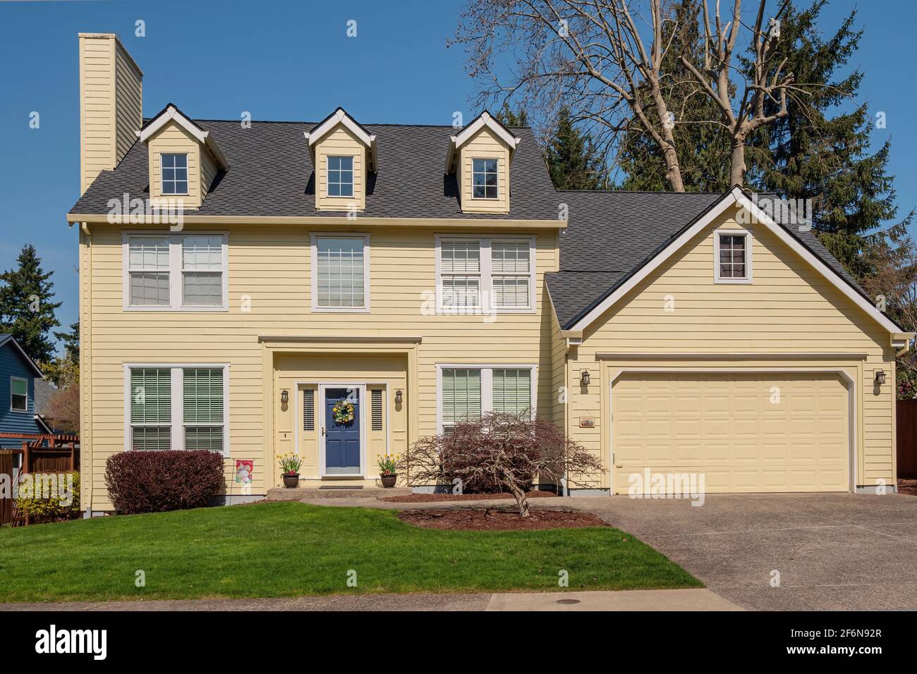 Casa di famiglia Yellow Mansion in un quartiere Gresham Oregon. Foto Stock