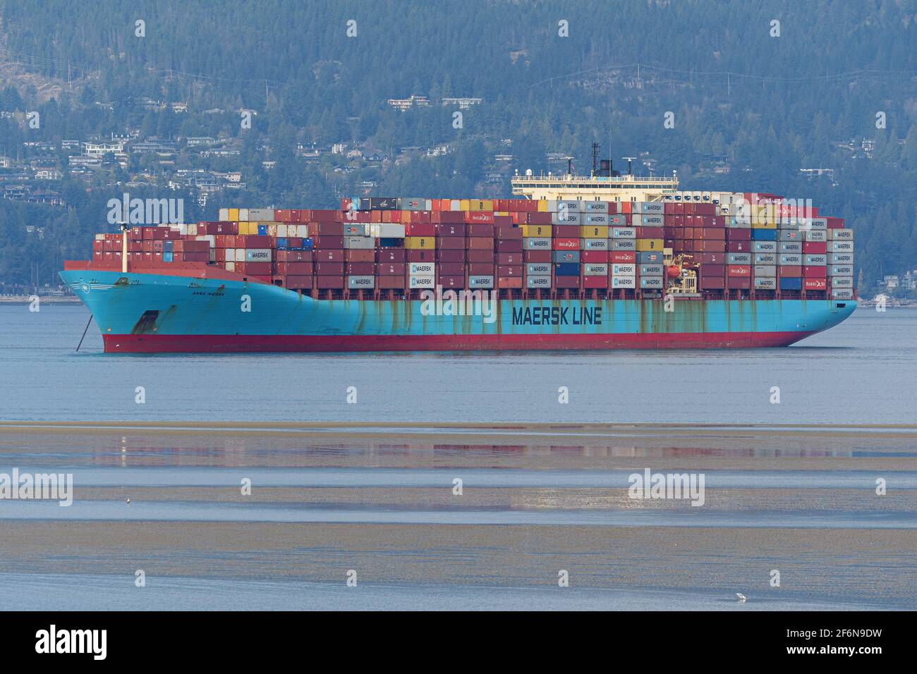 Vancouver, British Columbia, Canada. 1 aprile 2021. La nave 'Anna Maersk' all'ancora a Burrard Inlet, il porto esterno per il porto di Vancouver, Canada. La società madre della linea Maersk è A.P. Moller-Maersk. Credit: Bayne Stanley/ZUMA Wire/Alamy Live News Foto Stock