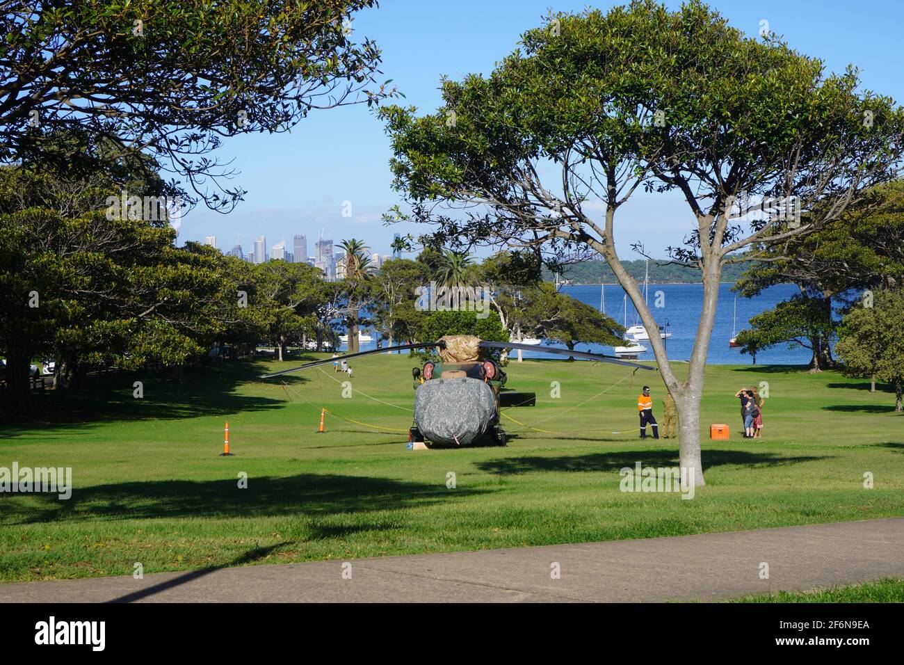 Mattina dopo un elicottero Black Hawk ha fatto un atterraggio di emergenza In un parco pubblico Foto Stock